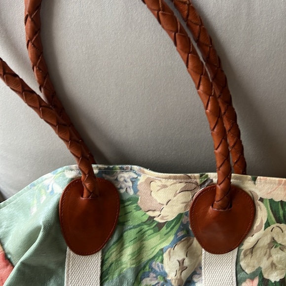 Large Nordic house designs overnight zippered bag - Picture 3 of 8